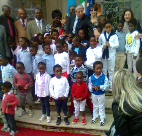 Il Ministro Giovanardi e i bambini originari del Congo
